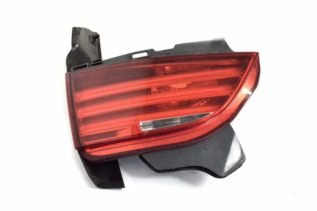 Tailgate rear/tail lights – left