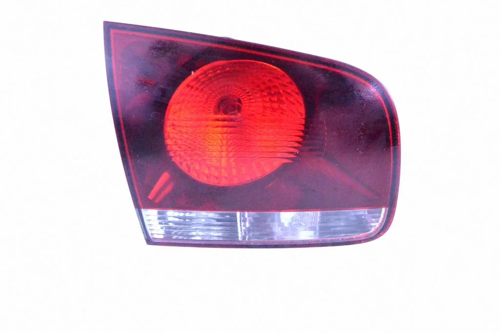 Lampa tylna w klapie – Volkswagen Touareg I (2002-2010)