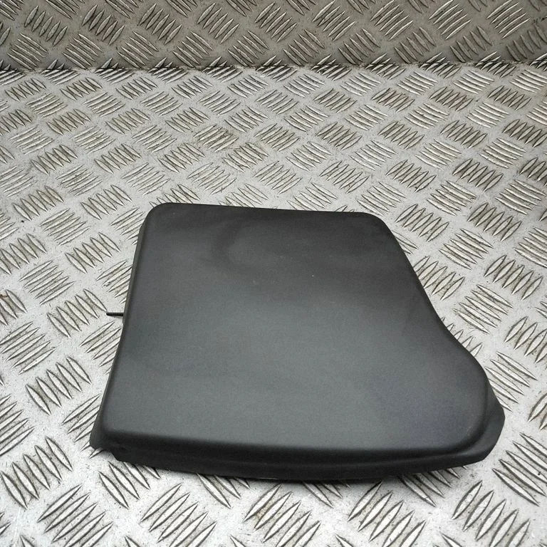 Aizmugurējā luktura apdare (līstīte) 8R0945425A