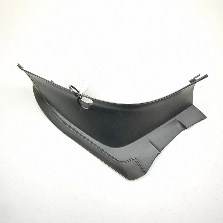 Rear/tail light trim molding 32228374