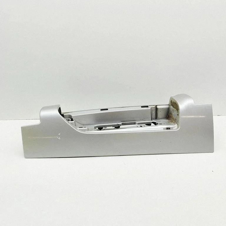Aizmugurējā luktura apdare (līstīte) 265A64446R