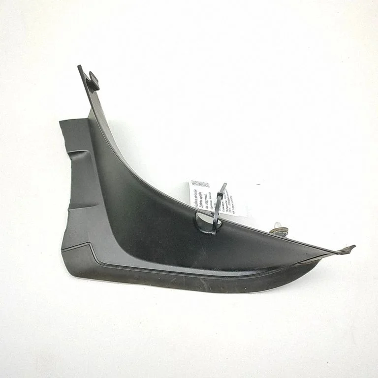 Rear/tail light trim molding 32228375