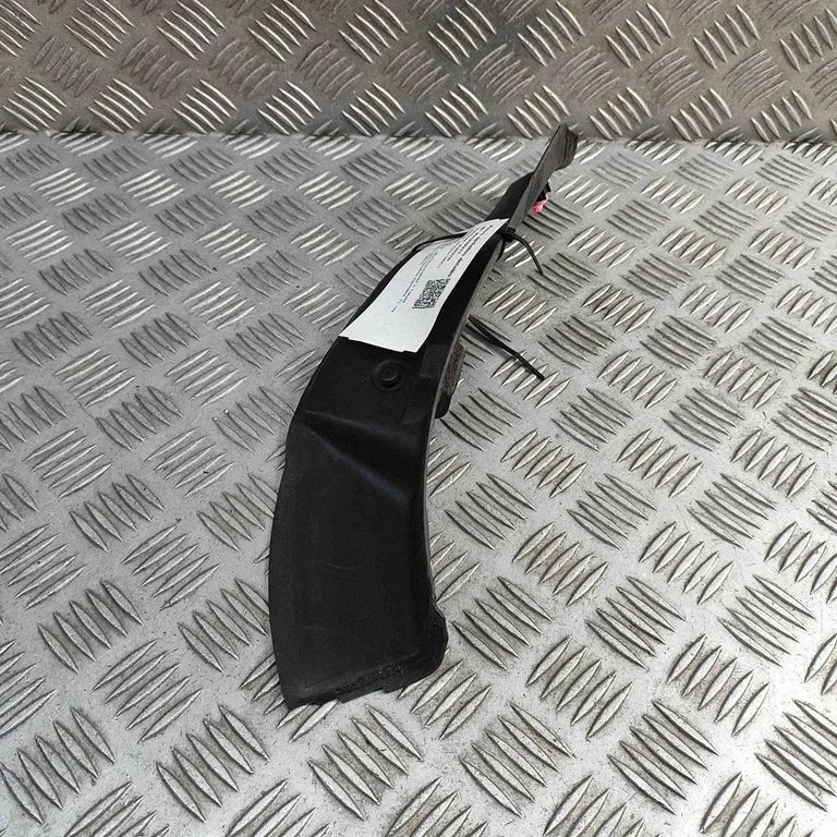 Aizmugurējā luktura apdare (līstīte) A2136900702