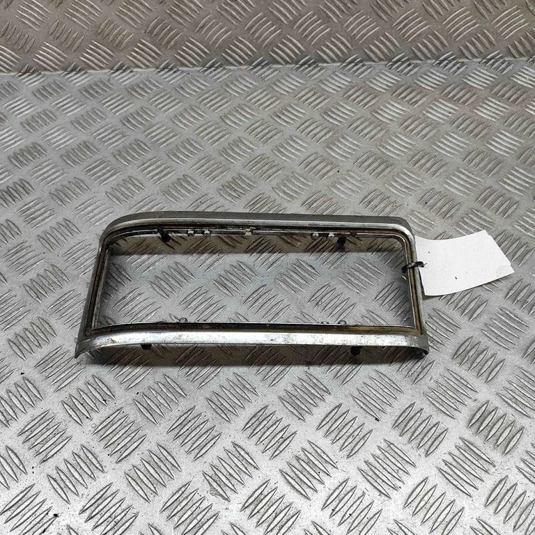 Aizmugurējā luktura apdare (līstīte) A1158260259 – Mercedes-Benz 200-280 Compact COMPAKT W115 (1968-1976)