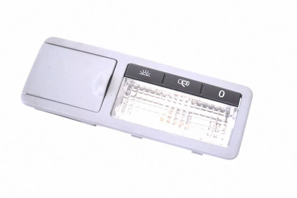 Lampka przednich siedzeń 7L5947291