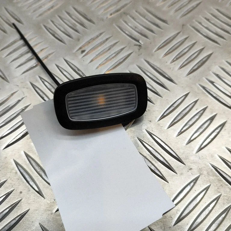Esiistmete valgustustuli – Mercedes-Benz C-klass W205 (2014-2021)