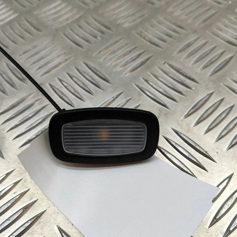 Esiistmete valgustustuli – Mercedes-Benz C-klass W205 (2014-2021)