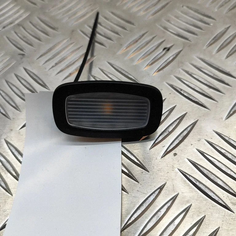 Esiistmete valgustustuli – Mercedes-Benz C-klass W205 (2014-2021)
