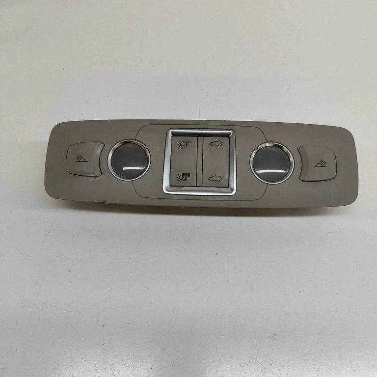 Esiistmete valgustustuli – Audi Q7 4L (2005-2015)
