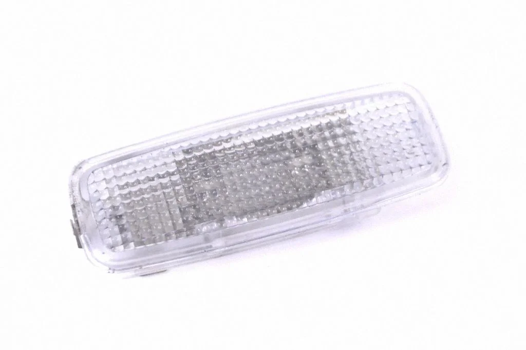 Priekšējo sēdvietu apgaismojuma lukturis 4D0947105A