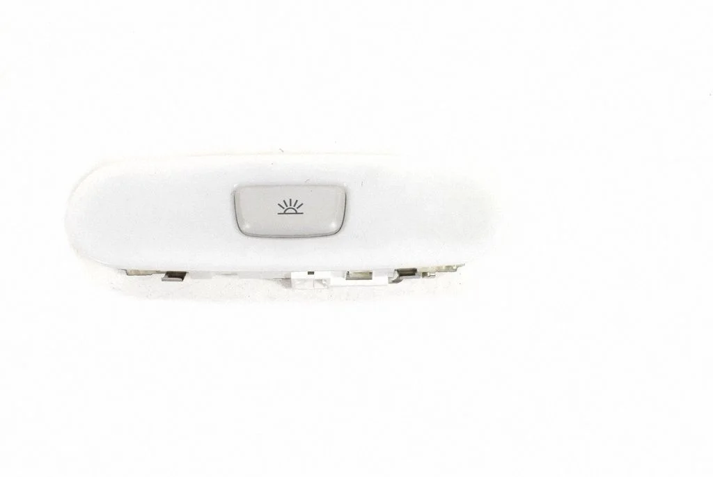 Lampka przednich siedzeń 8T0947111