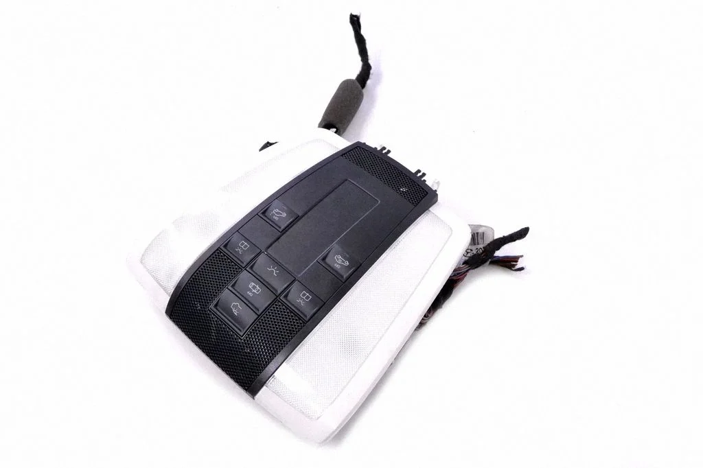Priekšējo sēdvietu apgaismojuma lukturis A21048200823