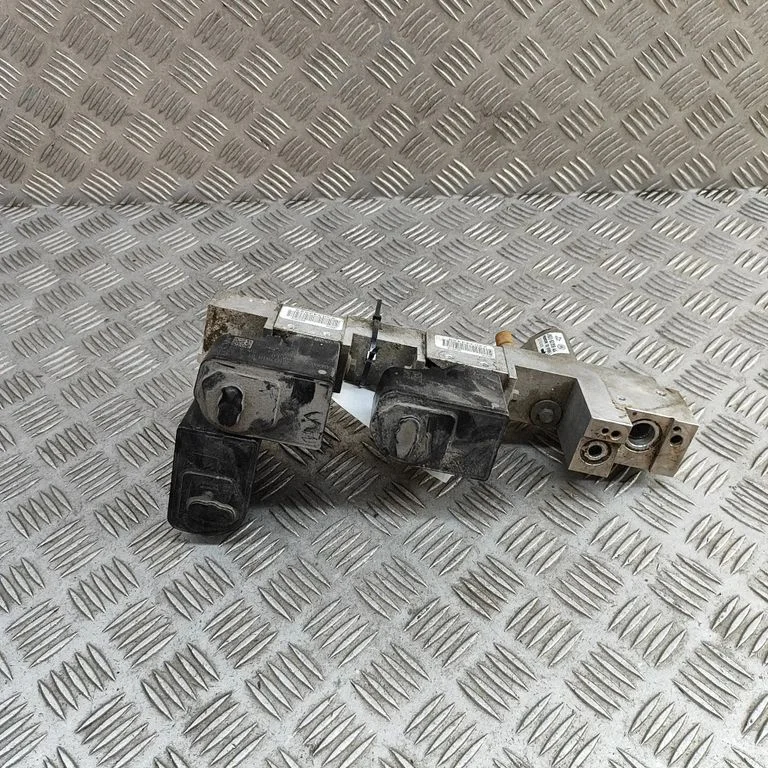 Air conditioning (A/C) expansion valve J9D36C582BA
