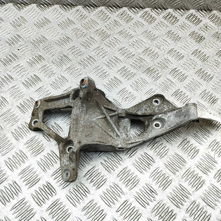 Wspornik sprężarki klimatyzacji – BMW Seria 1 F20 F21 (2011-2019)