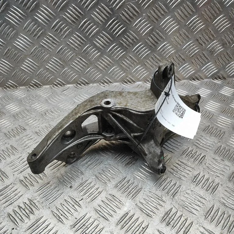 Wspornik sprężarki klimatyzacji – BMW Seria 1 F20 F21 (2011-2019)