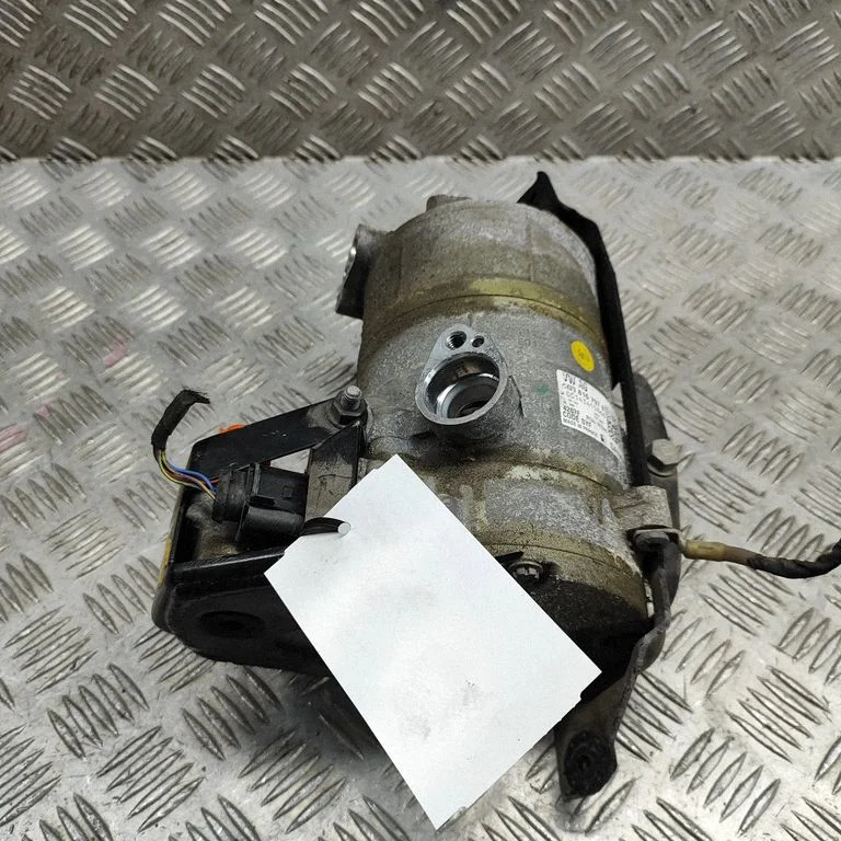 Air conditioning (A/C) compressor (pump) 4KE260087J