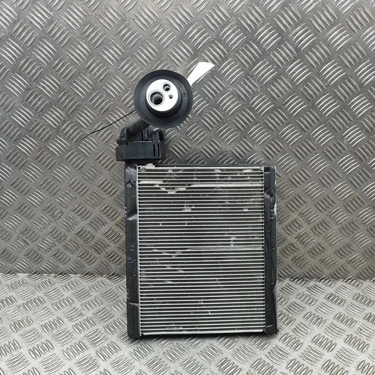Kliimaseadme jahutusradiaator (kondensaator) – Toyota Land Cruiser J250 (2024-)