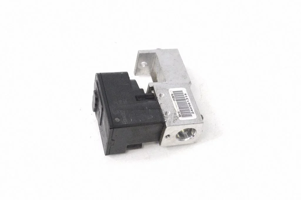 Air conditioning (A/C) pipe/hose J9D36C584AA