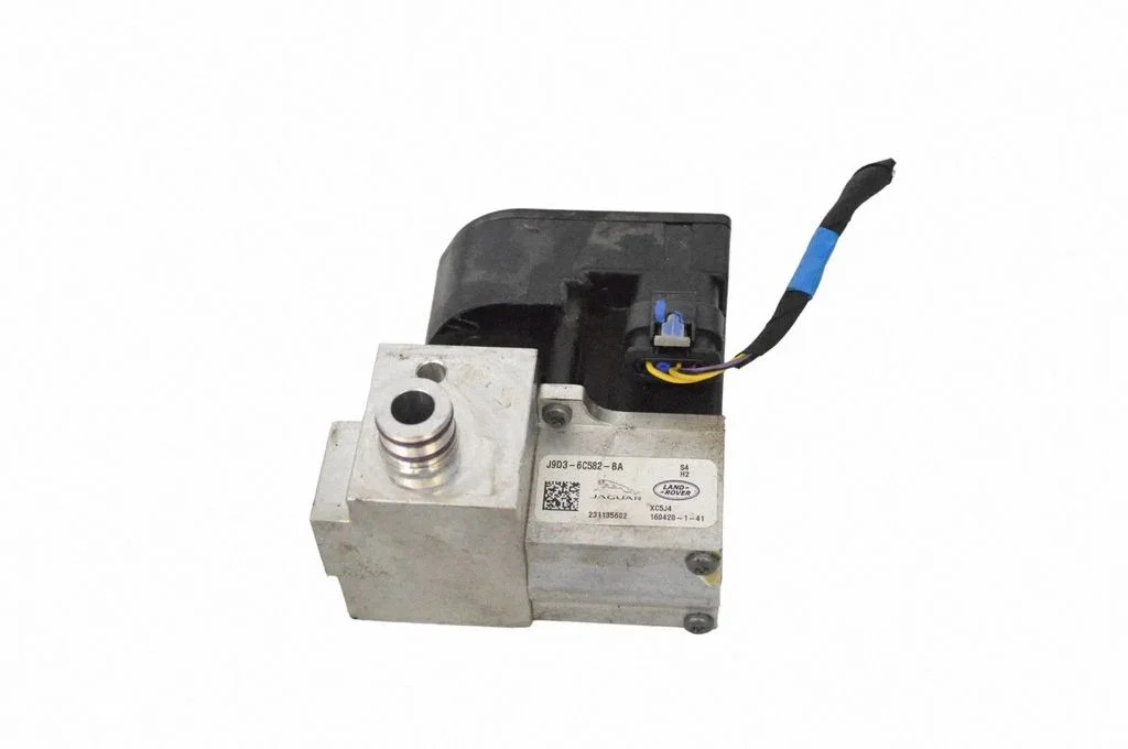 Air conditioning (A/C) pipe/hose J9D36C582BA