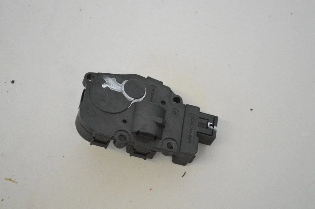 Air flap motor/actuator – Porsche Cayenne (92A) (2010-2017)