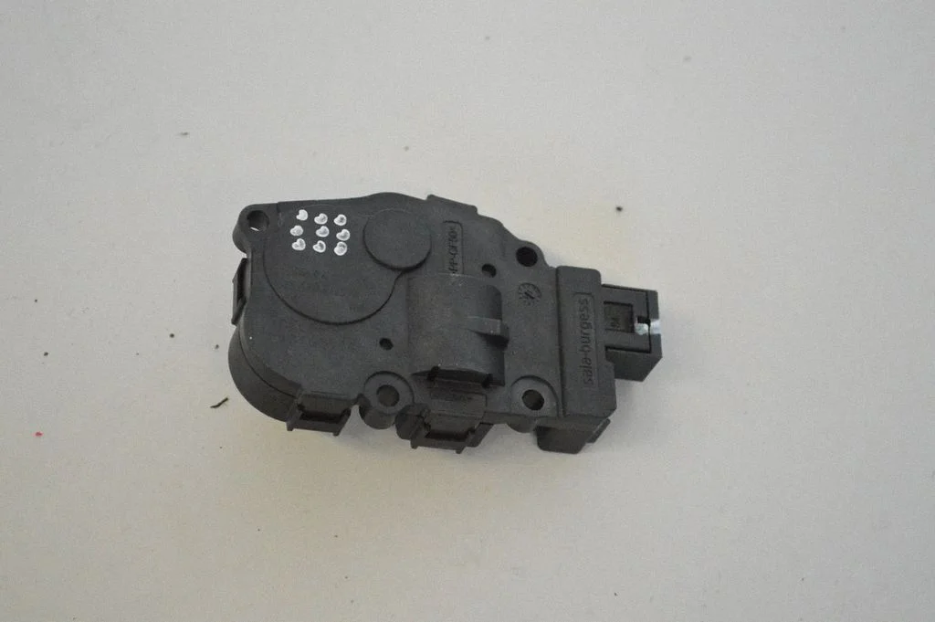 Air flap motor/actuator – Porsche Cayenne (92A) (2010-2017)