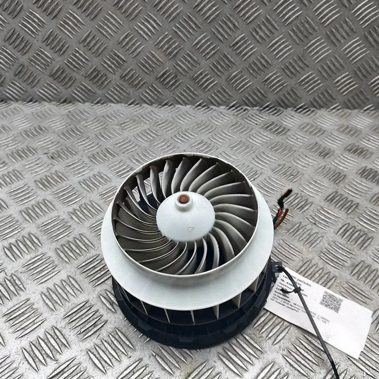 Krāsniņas ventilators/pūtējs – Mercedes-Benz C klase W205 (2014-2021)