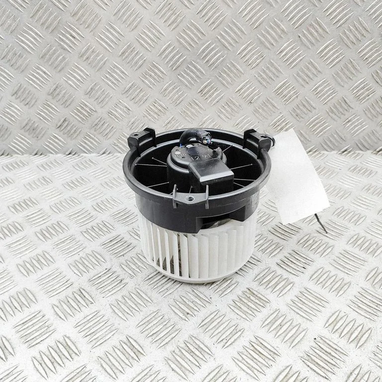 Krāsniņas ventilators/pūtējs – Toyota Land Cruiser (J200) (2008-)