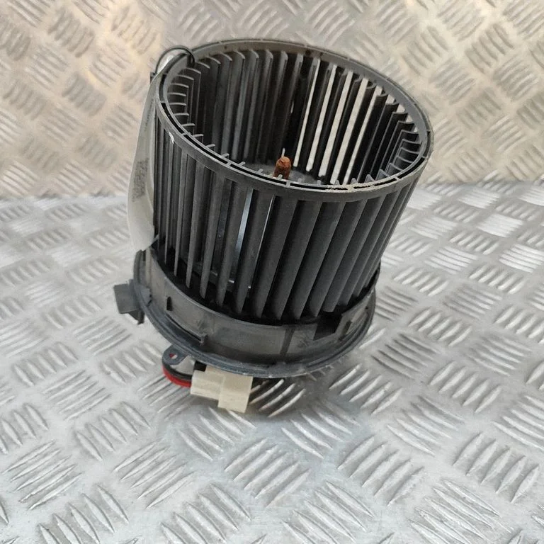 Krāsniņas ventilators/pūtējs 272263NF0A