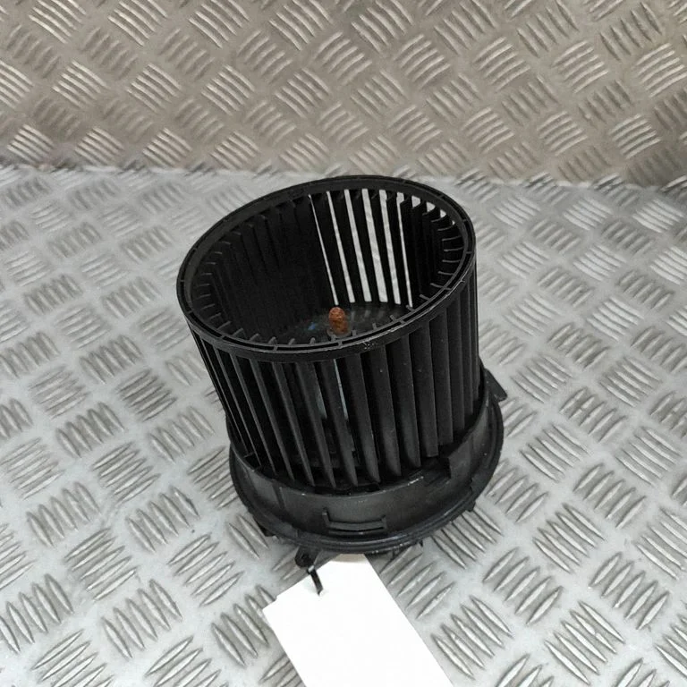 Krāsniņas ventilators/pūtējs – Nissan Leaf II (ZE1) (2017-2025)