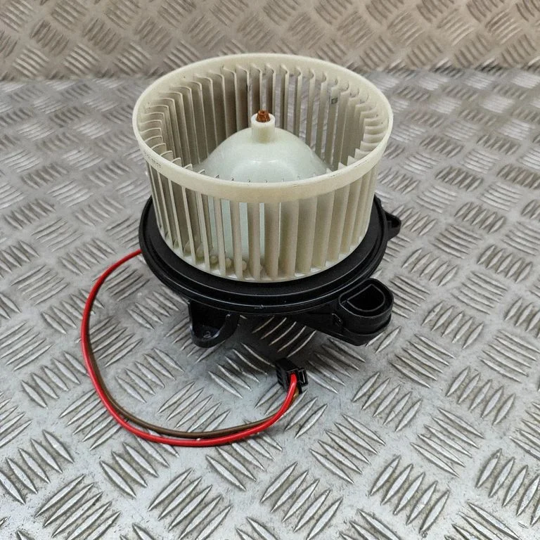 Krāsniņas ventilators/pūtējs A2478308600