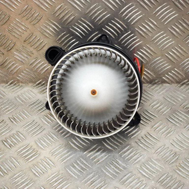 Krāsniņas ventilators/pūtējs A2478308600
