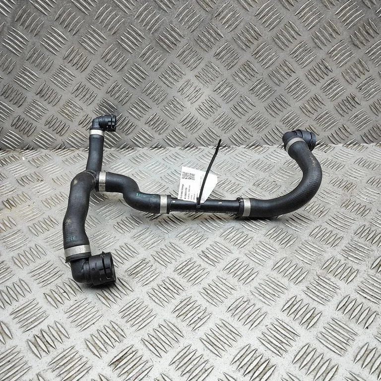 Motora dzesēšanas caurule (-es)/šļūtene (-es) A0009972659