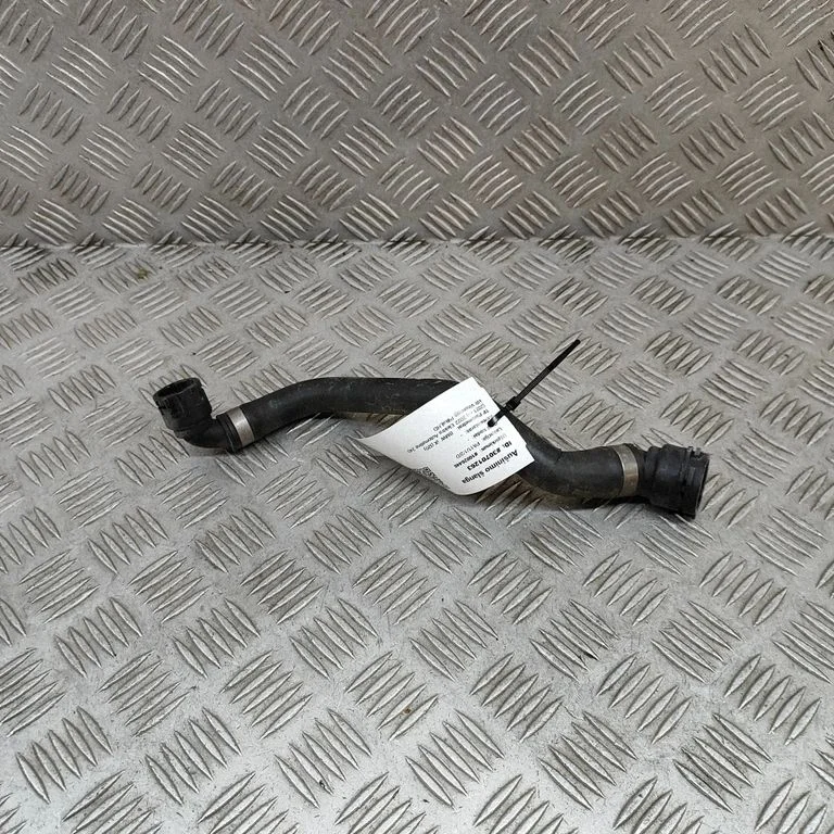 Mootori jahutusvedeliku toru / voolik 8833640