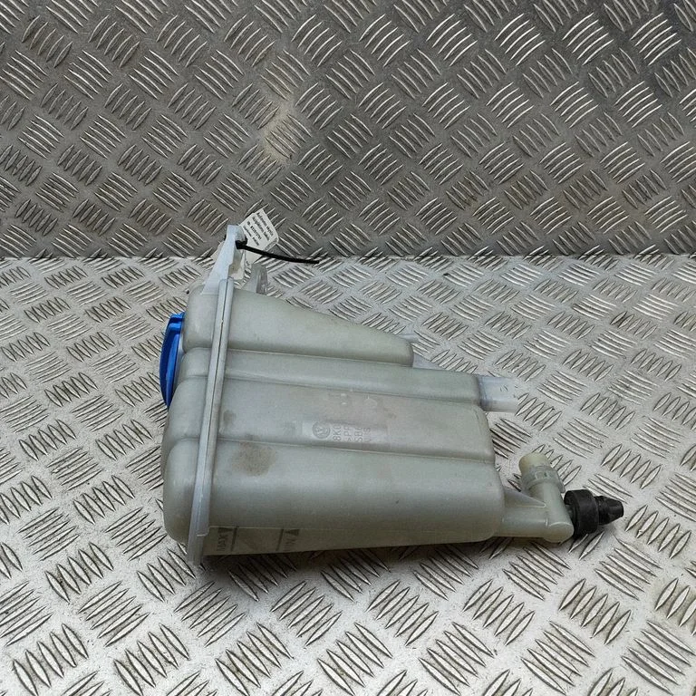 Zbiorniczek wyrównawczy płynu chłodniczego 8K0121403