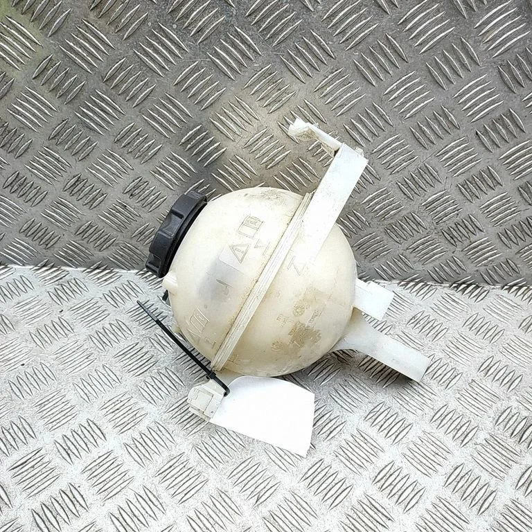Dzesēšanas šķidruma izplešanās tvertne 8610654