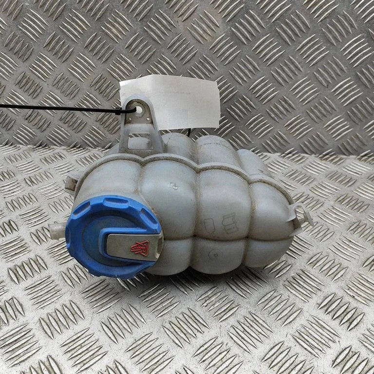 Zbiorniczek wyrównawczy płynu chłodniczego 8W0121405F