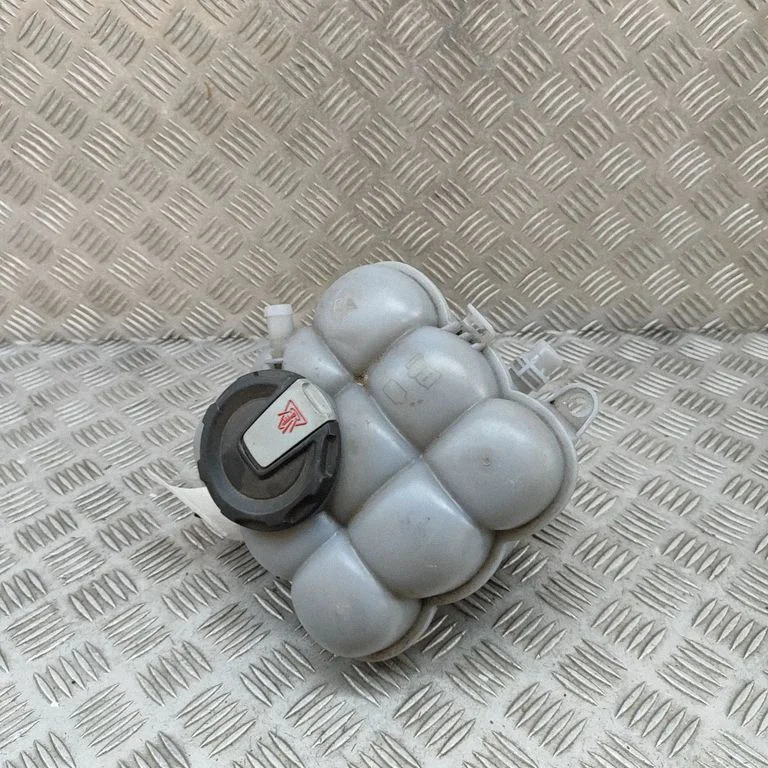 Zbiorniczek wyrównawczy płynu chłodniczego 4M0121403E