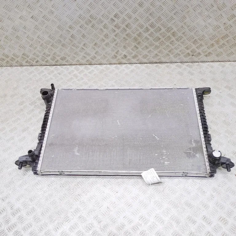 Jahutusvedeliku radiaator 8W0121251AA