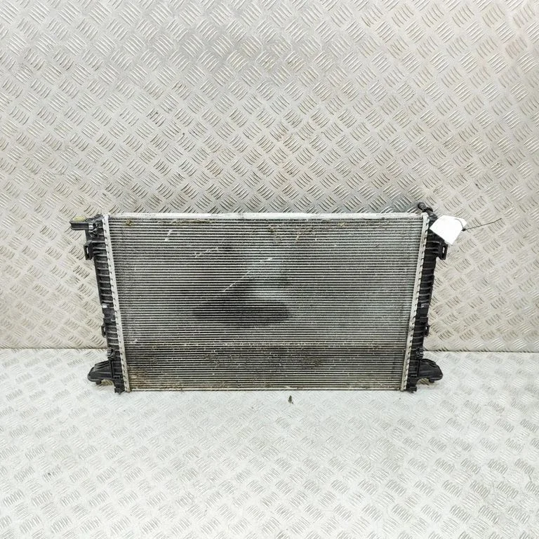 Jahutusvedeliku radiaator 8W0121251K