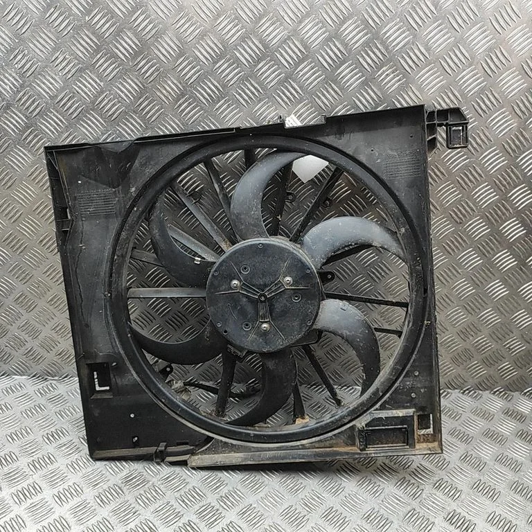 Radiator cooling fan shroud 8W838C607A