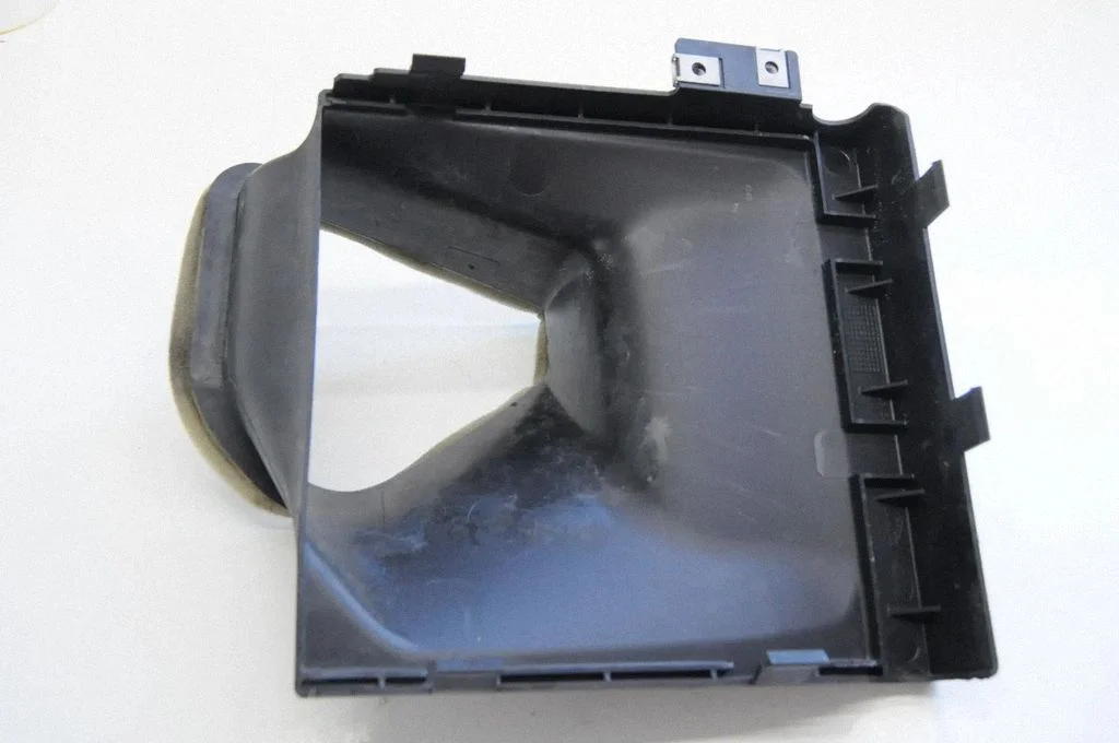 Radiator cooling fan shroud