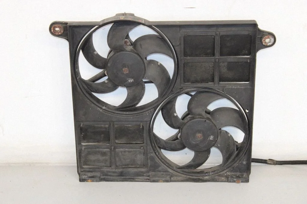 Radiator cooling fan shroud