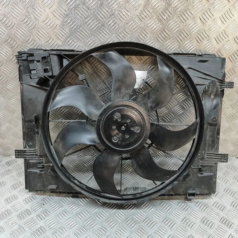 Radiator cooling fan shroud