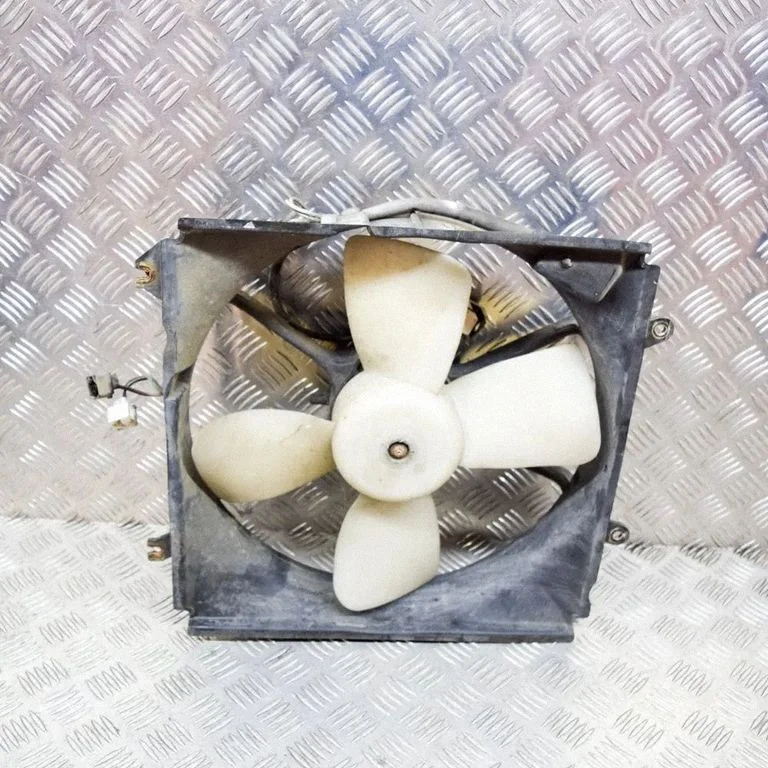 Radiator cooling fan shroud