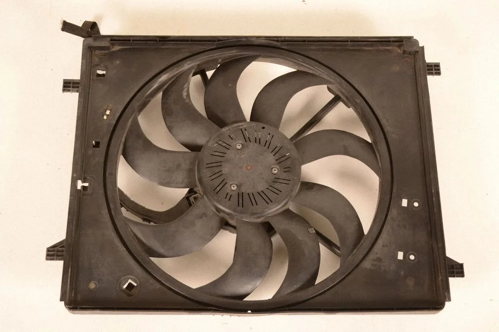 Radiator cooling fan shroud