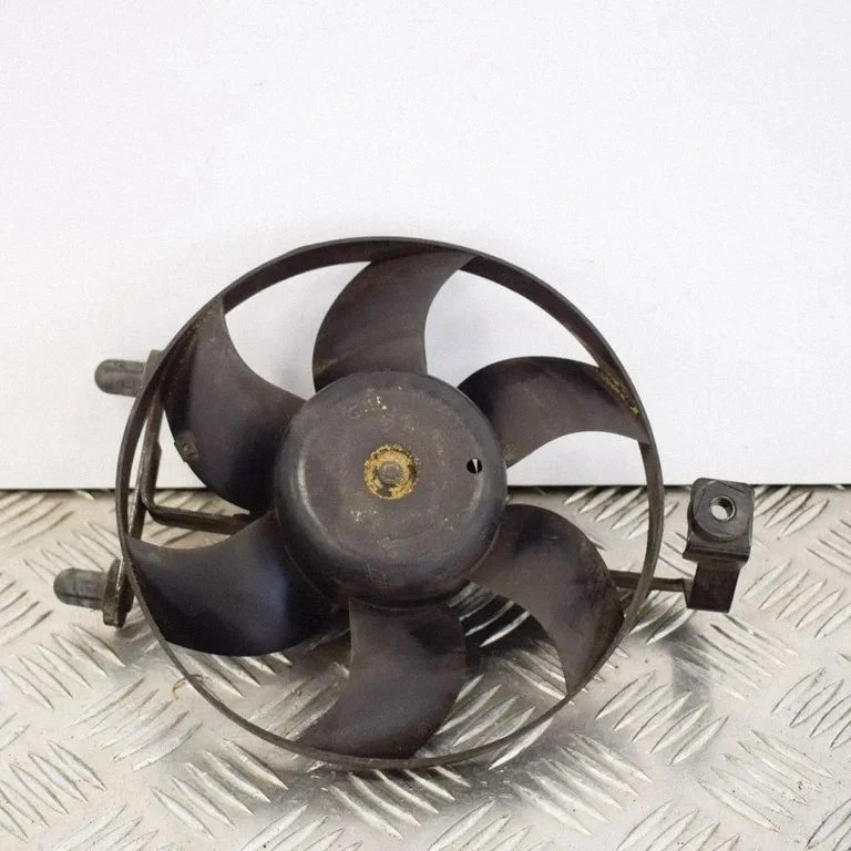 Elektriskais radiatora ventilators – kreisā