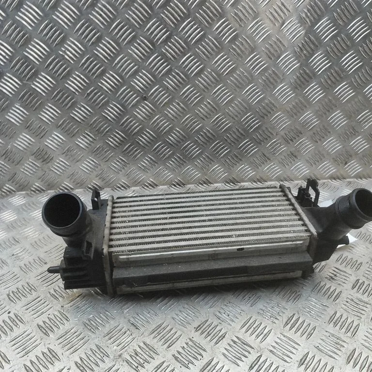 Starpdzesētāja (interkūlera) radiators C1B19L440BA