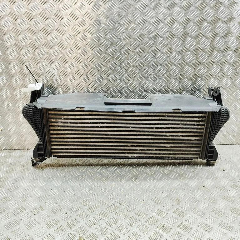 Vahejahuti radiaator JB3G6K775AD