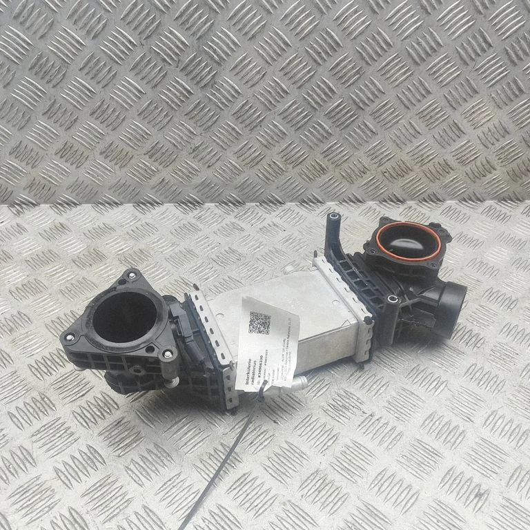 Vahejahuti radiaator 06M145682G