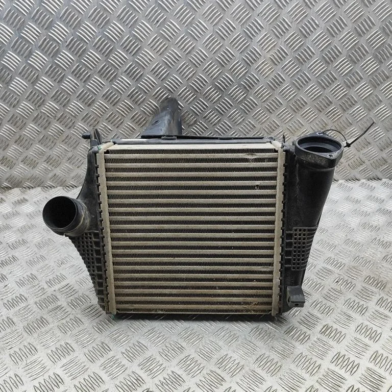 Starpdzesētāja (interkūlera) radiators 4M0094D